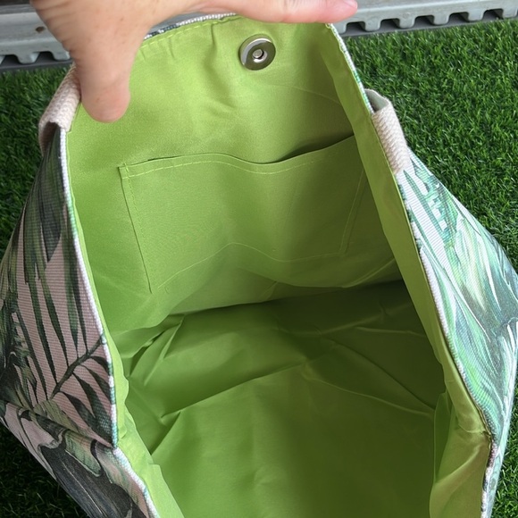 Large Tropical Print Tote Bag with Matching Wristlet - Picture 9 of 14